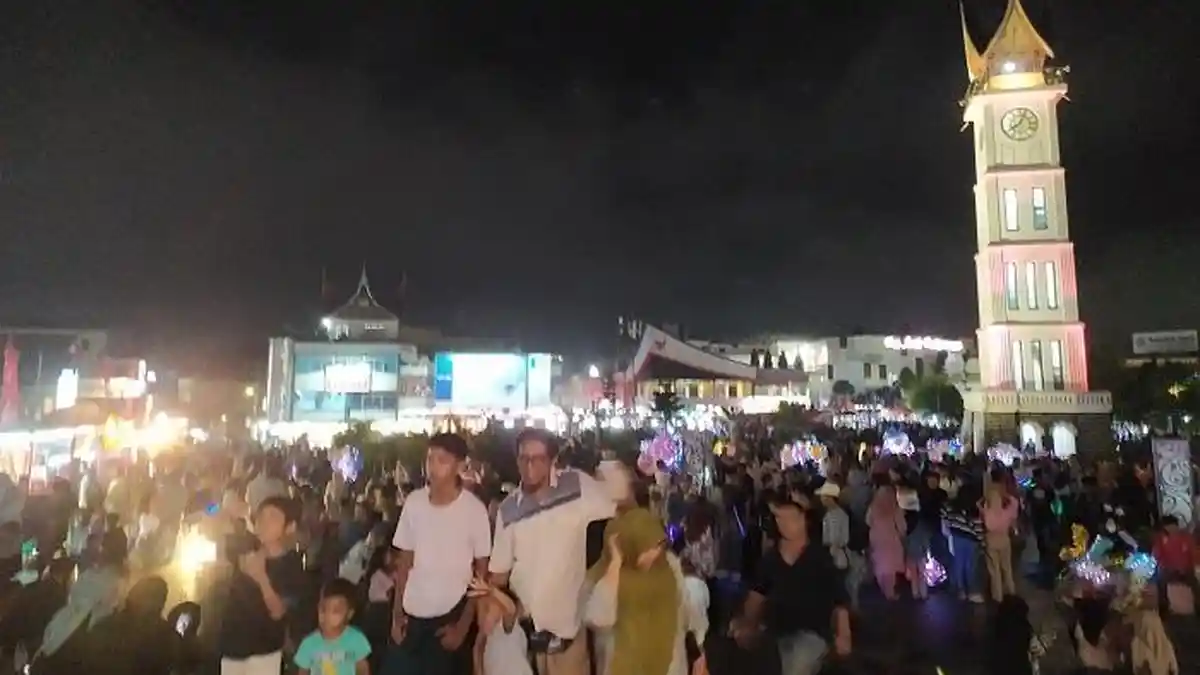 Ribuan Warga Padati Kawasan Jam Gadang Bukittinggi Nikmati Momen Malam Tahun Baru 2025