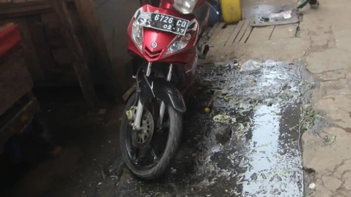 (FOTO) Drainase Tersumbat, Air Menggenang di Pasar Smep