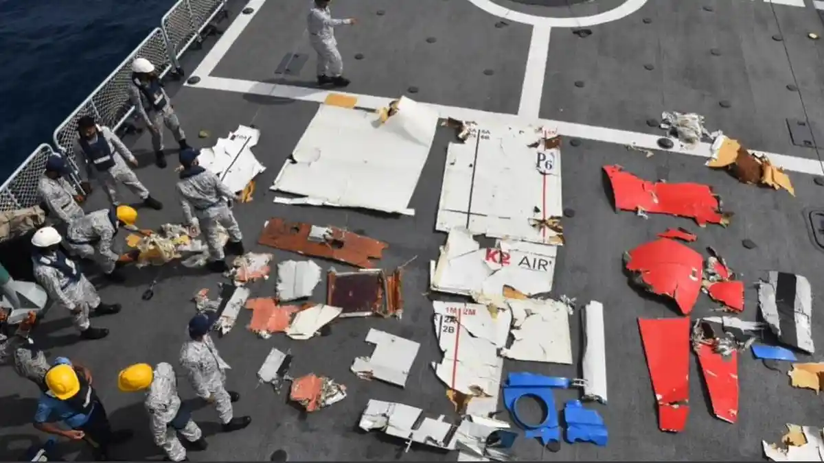 Hancur Berkeping-keping, Pesawat Boeing 737 yang Jatuh di Laut Arab Ditemukan Tinggal Puing - Tribunnews.com