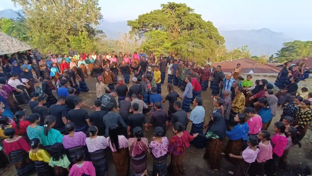 Tarian Wanda Pa'u dan Gawi Perekat Warga Muslim dan Katolik di Pemo Kelimutu, Ende