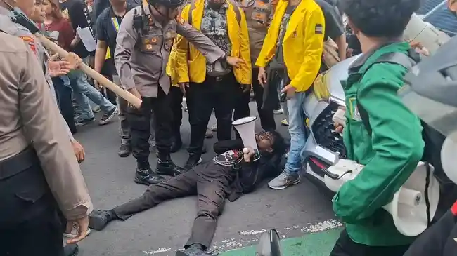 Pedemo Tiduran di Jalan Thamrin Ketika Polisi Blokade Massa ke Bundaran HI, Arus Lalu Lintas Macet