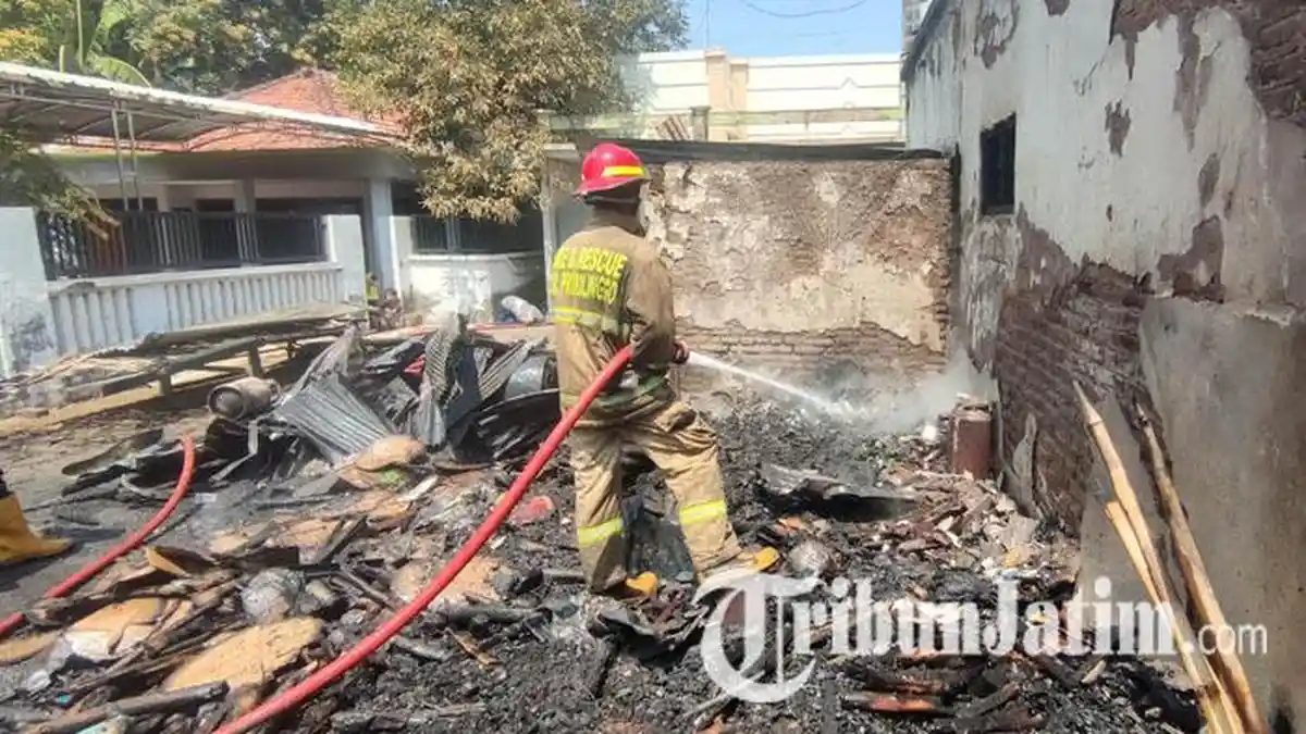 Gara-gara Merebus Air Ditinggal Buka Toko, Gudang dan Dapur Rumah Warga Probolinggo Terbakar Hebat