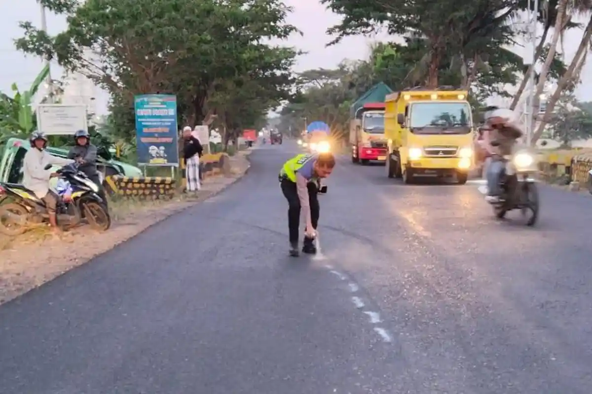 Diduga Sopir Mengantuk, Suzuki Karimun Seruduk Pembatas Jembatan di Kraksaan Probolinggo