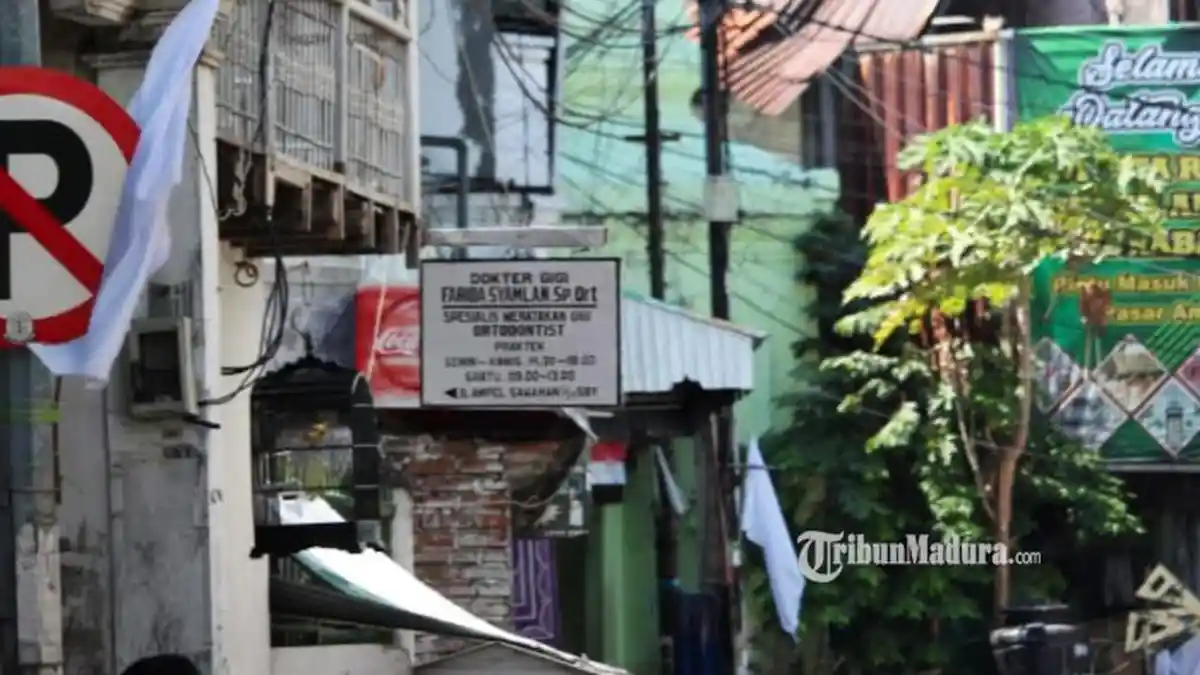 Kibarkan Bendera Putih, Pedagang di Surabaya Ingin Aspirasinya Didengar Masyarakat Indonesia
