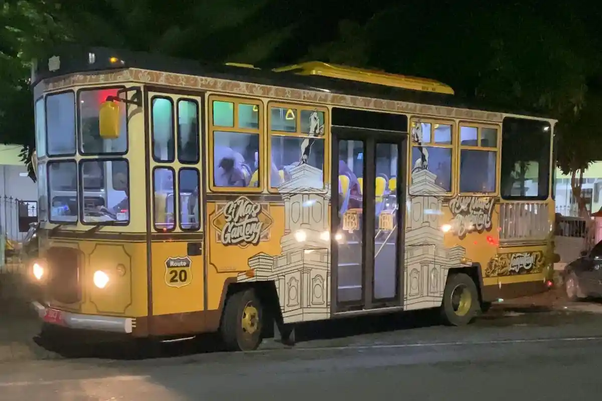 Tukang Becak dan Ojek Pangkalan Geruduk Bus Gratis di Stasiun Bojonegoro