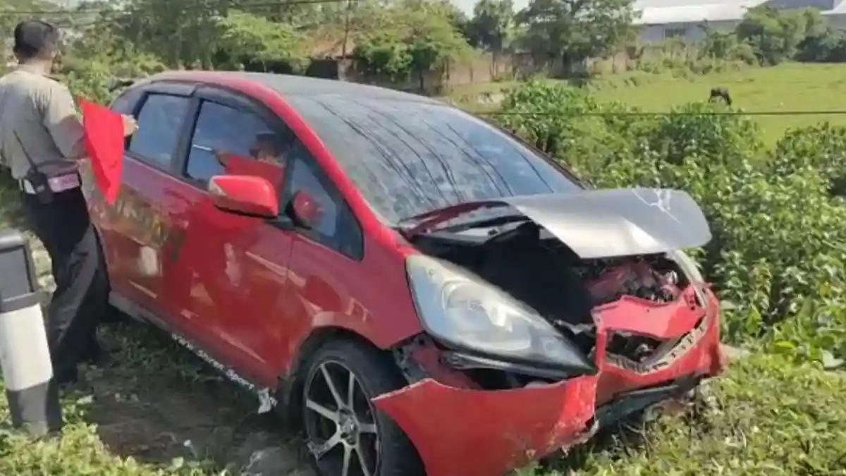 Mobil Honda Jazz Merah Terjun ke Sungai di Sidrap, Sopir Diduga Copot Plat Kendaraan & Kabur