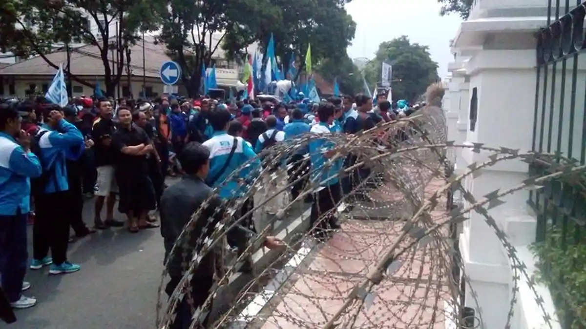 Waduh, Buruh yang Berdemo di Depan Rumdin Gubernur Harus Berhadapan dengan Kawat Berduri