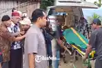 Kolase-foto-ayah-dan-suami-korban-menangis-saat-jenazah-Ristuti-Kustirahayu-37-yang-meninggal.jpg