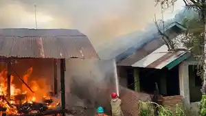 Petugas-pemadam-kebakaran-melakukan-upaya-pemadaman-terhadap-rumah-yang-terbakar.jpg