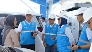 1Direktur-Distribusi-PT-PLN-Arsyadany-Ghana-Akmalaputri-melakukan-peninjauan-langsung-SPKLU.jpg