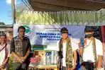 Ketua-RW-4-Kelurahan-Fatufeto-dan-Camat-Alak-bersama-warga-di-booth.jpg