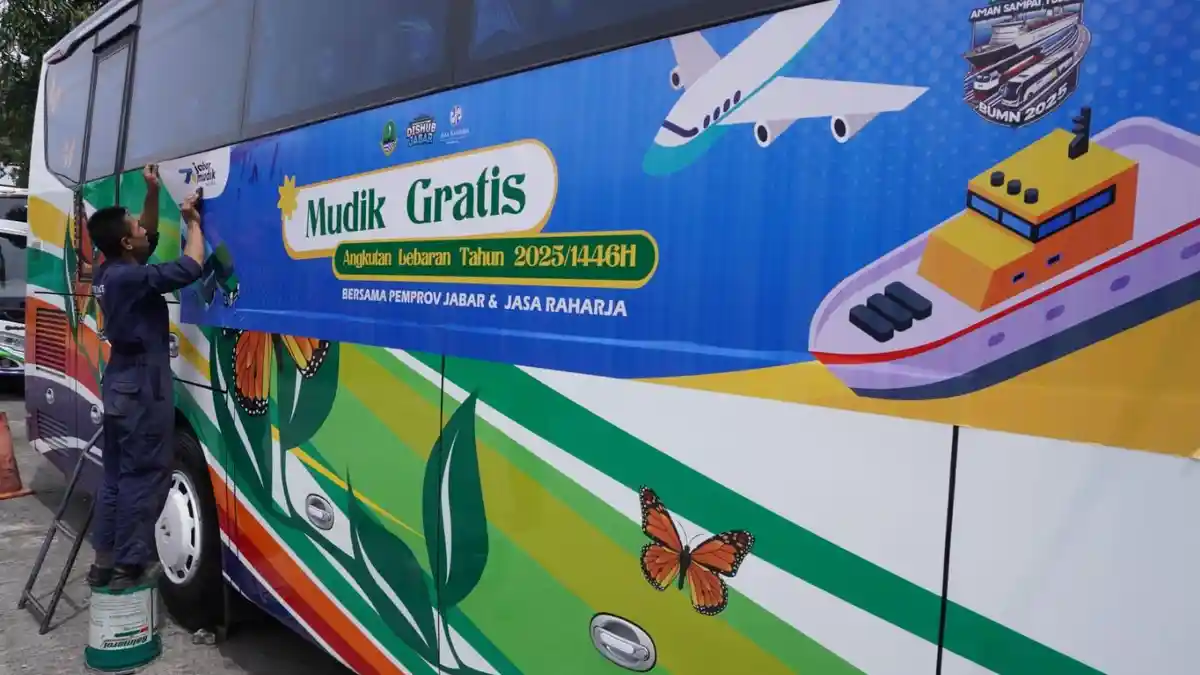 Bus Pariwisata Surya Putra Dipasan Stiker Mudik Gratis