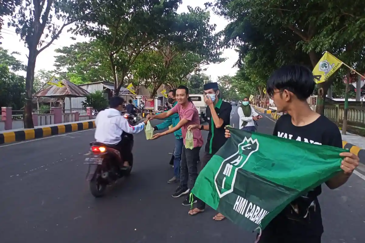 HMI Jeneponto Bagikan Takjil ke Pengguna Jalan