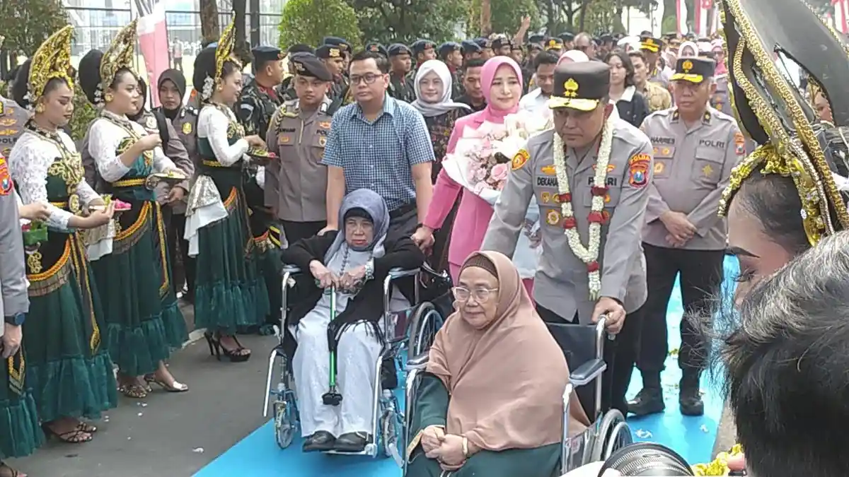 Sambut Haru Irjen Pol Dekananto Jadi Kapolda Jatim Baru, Dorong Kursi ...