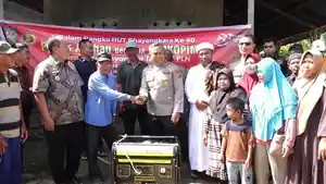 Kapolres-Asahan-AKBP-Revi-Nurvelani-memberikan-bantuan-genset-kepada-masyarakat.jpg
