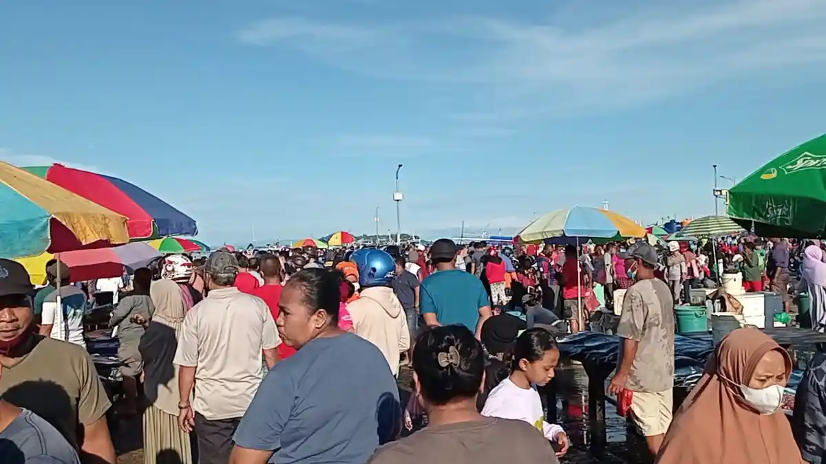 Pengunjung di Pasar Ikan Jembatan Puri Sorong Abaikan Prokes Covid-19