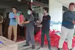 Proses-loading-sembako-bantuan-ke-5-truk-yang-akan-didistribusikan.jpg