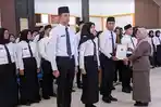 Sekda-Pemkab-Kabupaten-Tabalong-Hamidah-Munawarah-menyerahkan-SK-pengangkatan.jpg