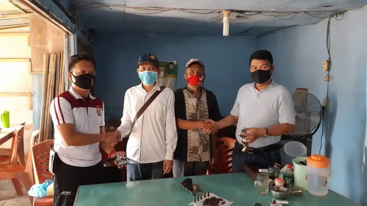 2 Warga OKI Sumsel Sukarela Serahkan Senpi Rakitan ke Polres Mesuji Lampung