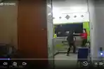 Tangkapanlayar-aksi-pria-Berkelewang-Datangi-Apotek-dan-Rampas-Handphone-Penjaga.jpg