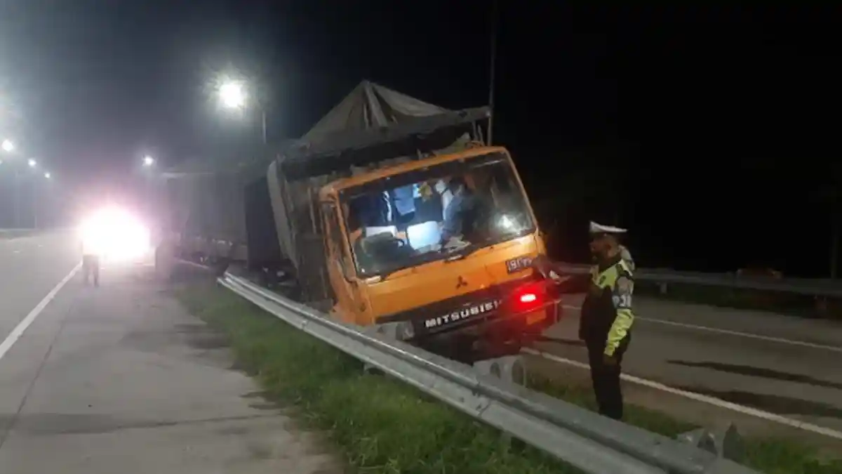 Truk Gandeng Muat Jagung Hantam Pembatas Jalan di Tol Gempol, Diduga Sopir Mengantuk