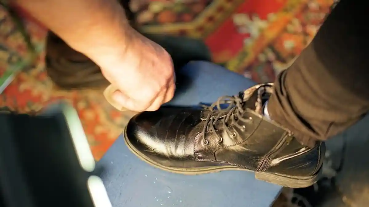 Bersih, Berkilat dan Bebas Bau, Ini 5 Tips Cara Membersihkan Sepatu Kulit