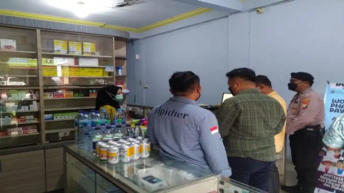 Polisi Temukan Obat Sirup yang Dilarang Masih Beredar saat Sidak Apotek di Karimun