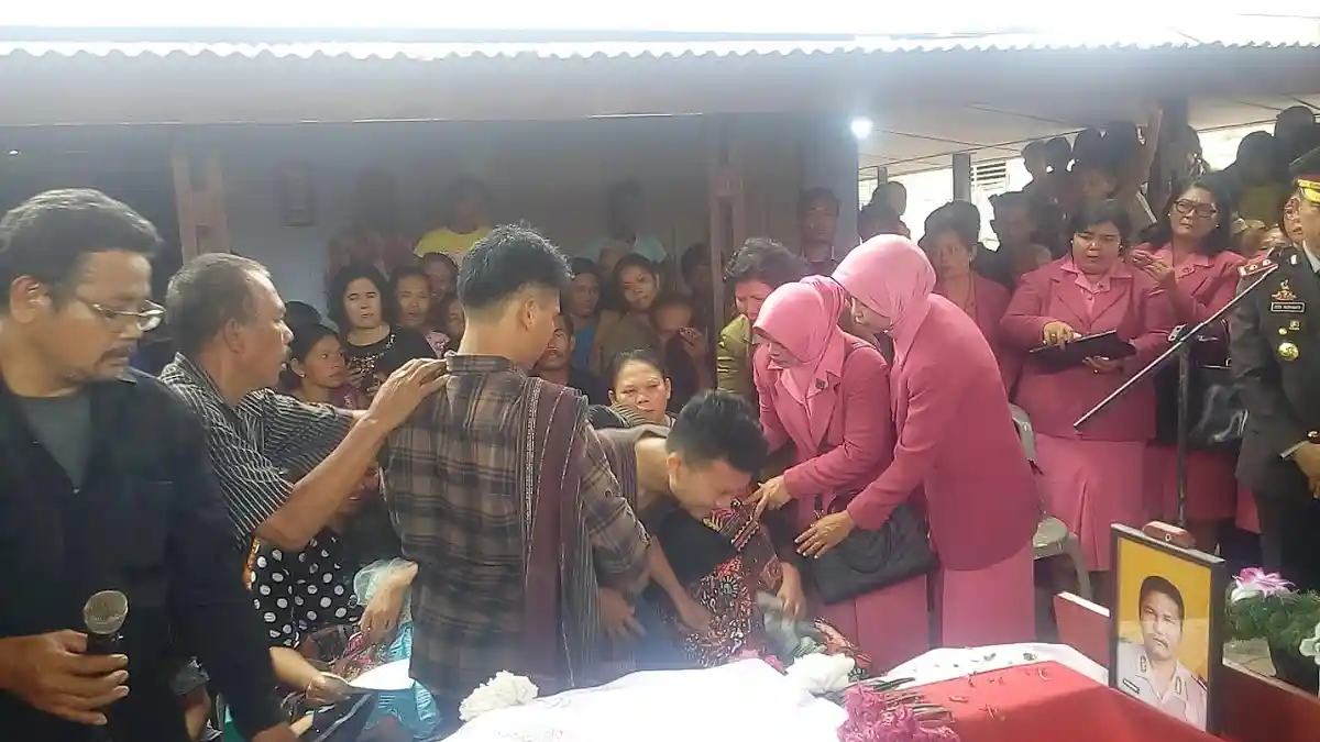 Rony Sigalingging Meratap di Peti Jenazah Ayahnya