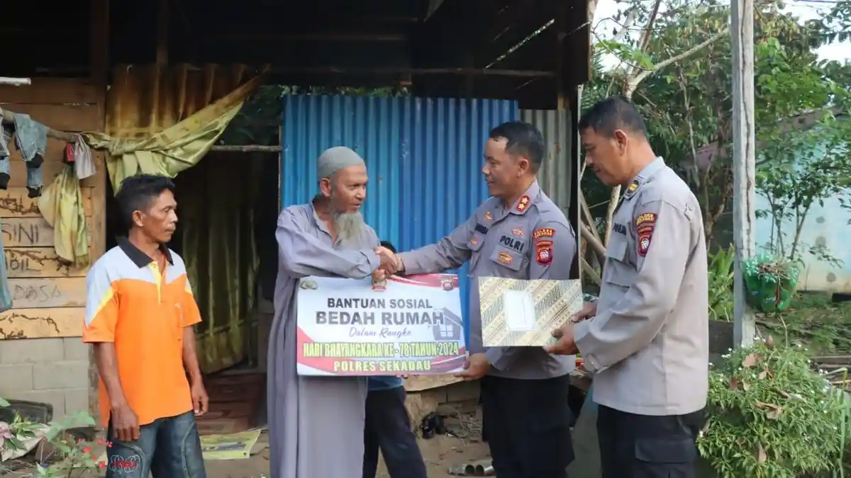 Program Polri Peduli, Polres Sekadau Berikan Bantuan Sosial Bedah Rumah Warga di Kemawan