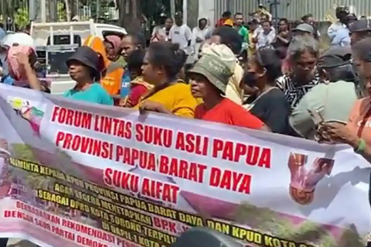 Demo Lagi, Forum Lintas Suku Asli Papua Barat Daya Tunggu Sikap KPU soal Nasib Caleg Yosep Kocu