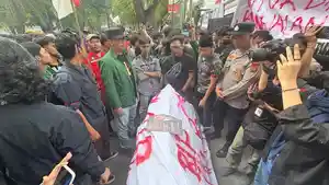 Ratusan-mahasiswa-yang-tergabung-dalam-Badan-Eksekutif-Mahasiswa.jpg