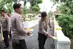 PEDULI-WARGA-Tampak-Kapolres-Sumenep-AKBP-Anang-Hardiyanto-mengecat.jpg