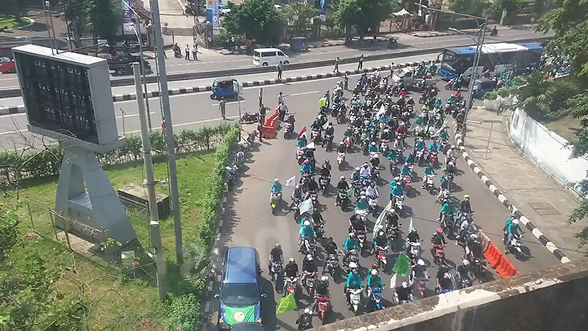 Ratusan Buruh yang Mengendarai Motor Ramai-ramai Menuju Patung Kuda