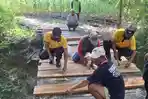 Polisi dan Warga Gotong Royong Perbaiki Jembatan Rusak di Sambeng Lamongan