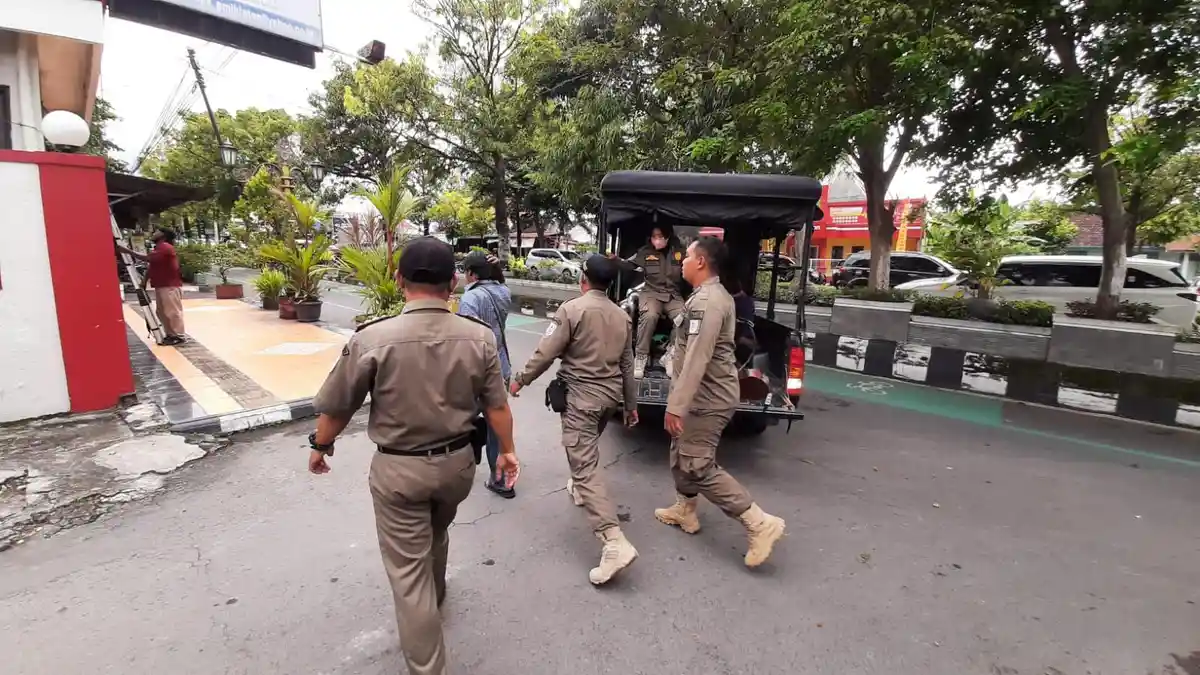 Satpol PP Klaten Lakukan Razia di Jalan Jogja-Solo dan Amankan 6 PGOT