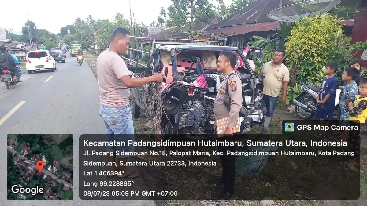 Tabrakan Pickup dan Tronton di Padangsidimpuan, Tiga Orang Dilarikan ke Rumah Sakit