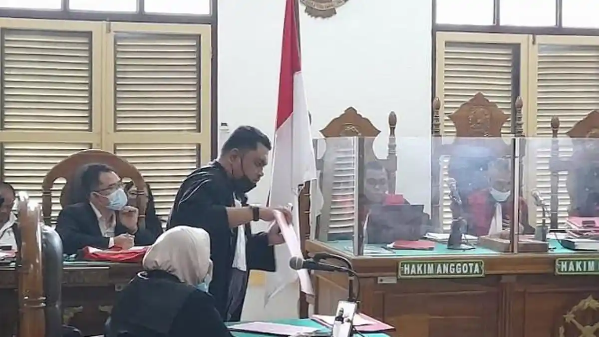 PRIA Pukul Kepala Orang Pakai Botol karena Masalah Parkir, Kini Dituntut Satu Tahun Penjara