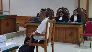 Terdakwa-Fahrur-Rozi-dan-H-Suwanto-mengenakan-peci-saat-menjalani-sidang.jpg