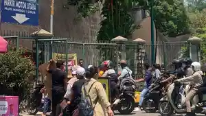 Situasi-di-pintu-masuk-Taman-Margasatwa-Ragunan-saat-libur-Natal-2024.jpg