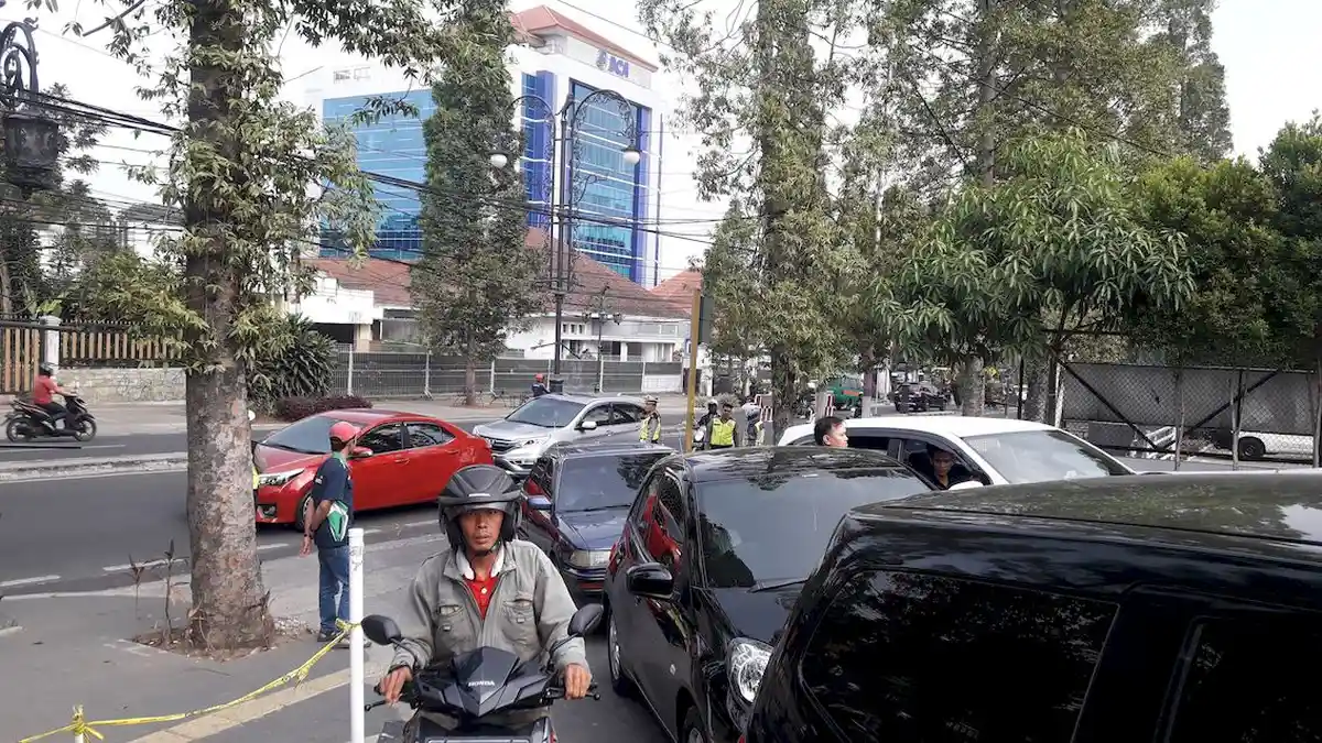 Imbas Antrean dari Pom Bensin, Jalan Ir H Djuanda Bandung Sempat Mengalami Macet Parah