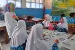 kepala-sekolah-smpn-1-majalengka-nina-nurul-hidayati-limbah-plastik.jpg