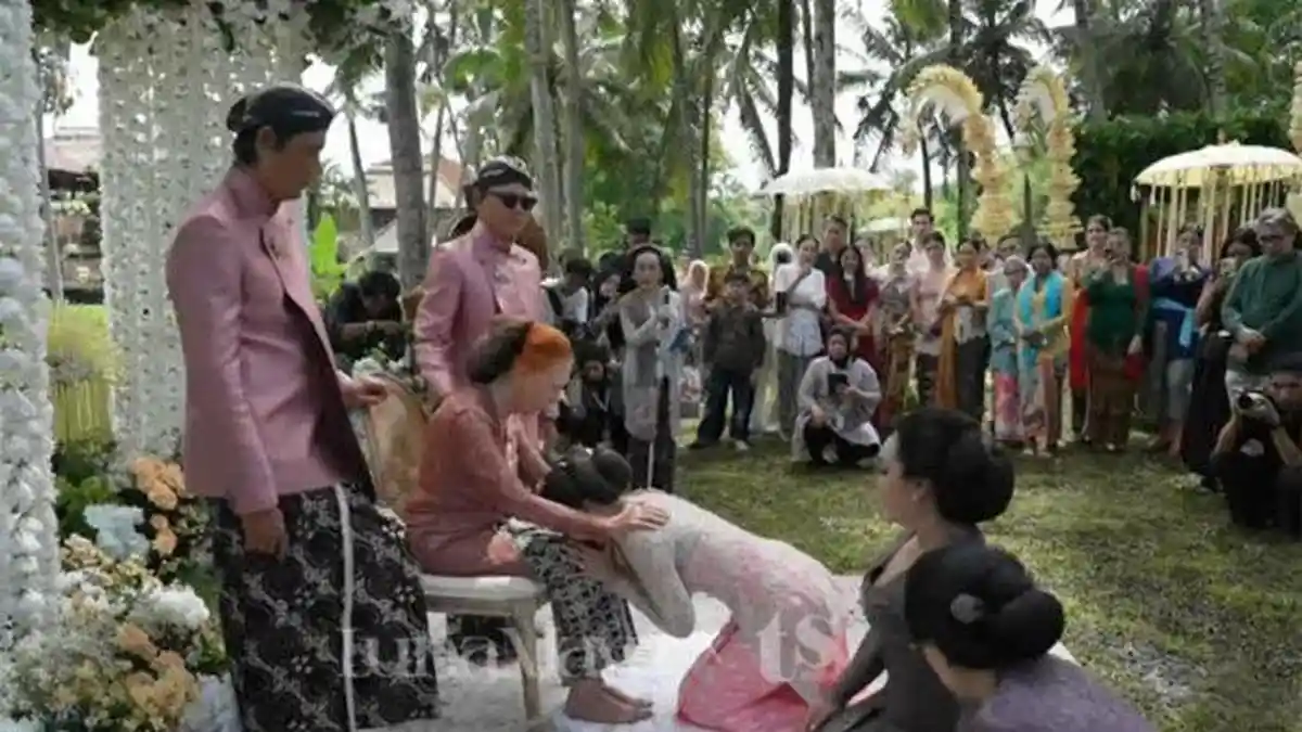 Luna Maya Minta Maaf dan Restu Ibunda, Sungkeman Jelang Menikah dengan Maxime Bouttier