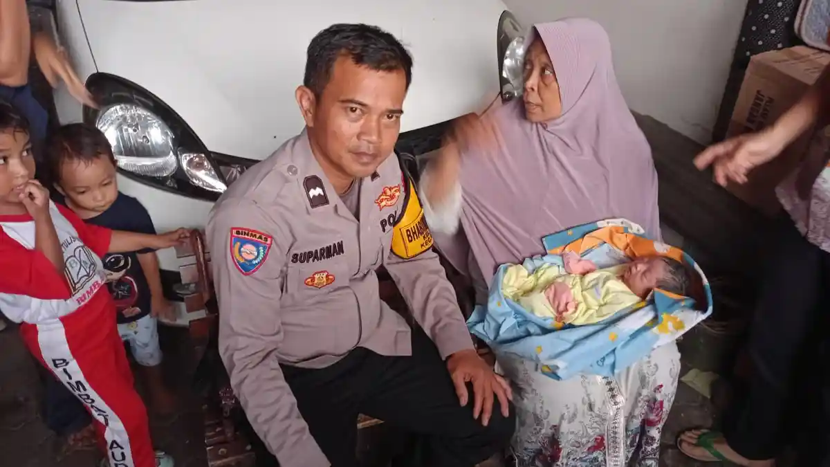 Warga Tangsel Kaget Temukan Bayi Baru Lahir Terbungkus Dua Lapis Plastik di Gerbang Rumah