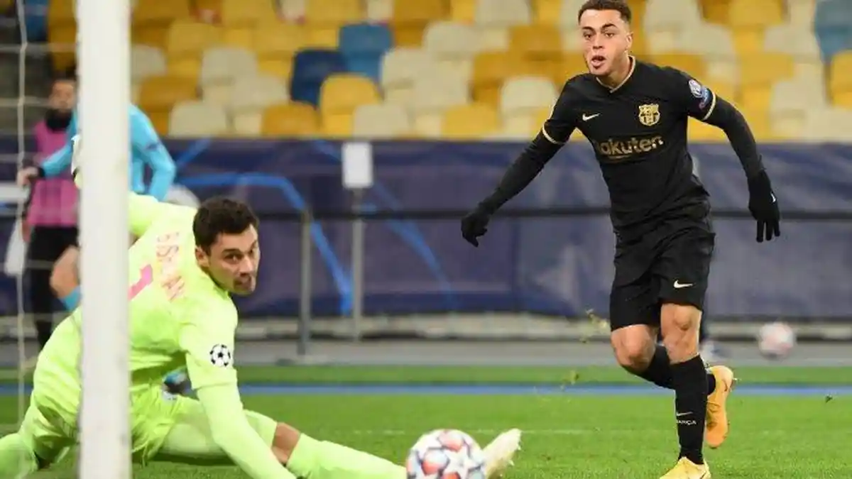 Sergino Dest Jadi Incaran MU dan Chelsea, Lebih Pilih Bertahan di FC Barcelona