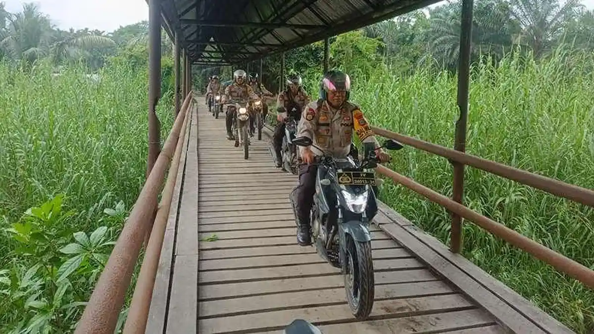 Lalui Jalan Penuh Tantangan, Kapolsek Tempuling Inhil Riau Sambangi ...