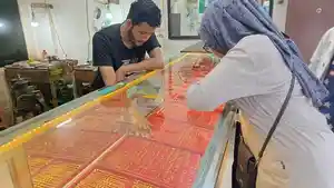warga-Abdya-membeli-emas-di-salah-satu-toko-emas-di-Kota-Blangpidie.jpg