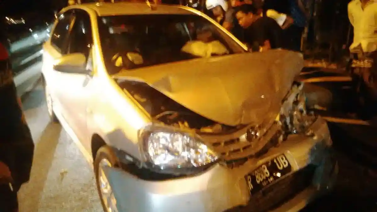 Tabrakan Beruntun, Tiga Mobil Ringsek di Jalan Hang Tuah Denpasar