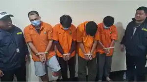 4-tersangka-perampokan-toko-jam-tangan-mewah-saat-dihadirkan-dalam-jumpa-pers-di-Polda-Metro-Jaya.jpg