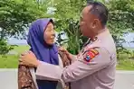 Ipda Purnomo Bantu Ibu Pencari Rongsokan di Lamongan, Antarkan Pulang dan Beri Uang Belanja