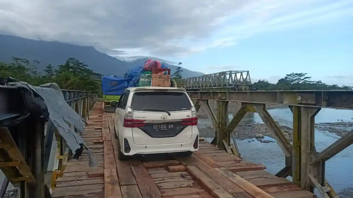 Jembatan Darurat Wae Kawanua Sudah Bisa Dilewati Kendaraan, Kecuali Truk Besar